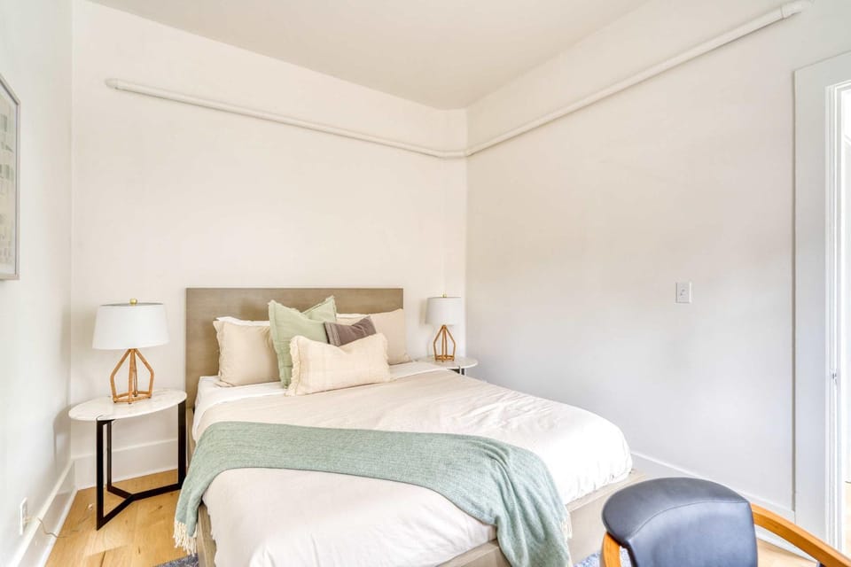 Stay Portland - The Garden Bungalow on Broadway - 94 WalkScore Apartment in Portland