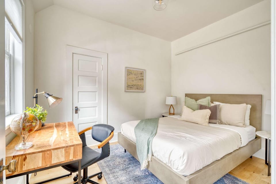 Stay Portland - The Garden Bungalow on Broadway - 94 WalkScore Apartment in Portland