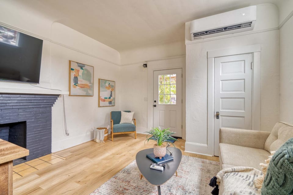 Stay Portland - The Garden Bungalow on Broadway - 94 WalkScore Apartment in Portland