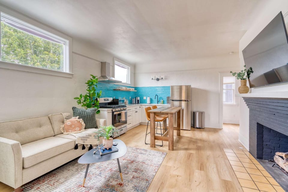 Stay Portland - The Garden Bungalow on Broadway - 94 WalkScore Apartment in Portland