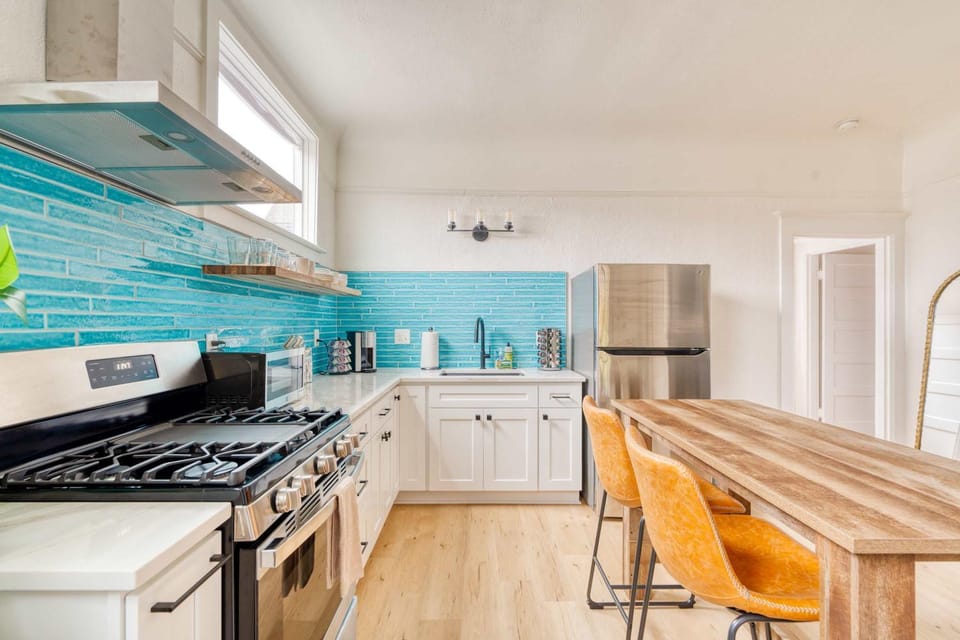 Stay Portland - The Garden Bungalow on Broadway - 94 WalkScore Apartment in Portland