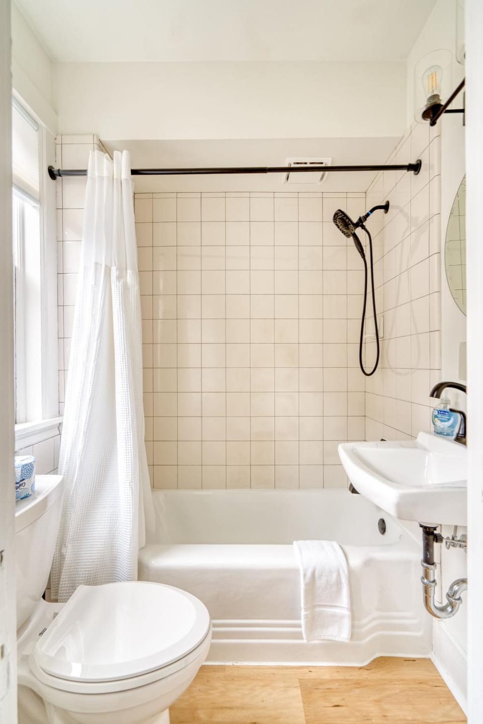 Stay Portland - The Garden Bungalow on Broadway - 94 WalkScore Apartment in Portland