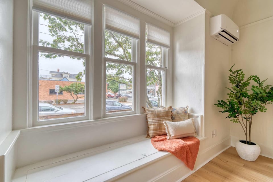 Stay Portland - The Sullivan's Gulch Lodge - 94 WalkScore Apartment in Portland