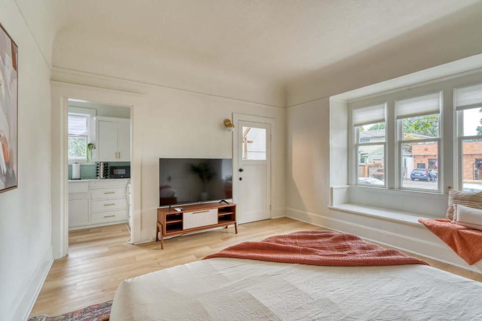 Stay Portland - The Sullivan's Gulch Lodge - 94 WalkScore Apartment in Portland