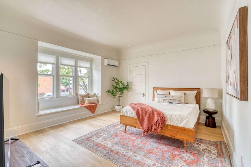 Stay Portland - The Sullivan's Gulch Lodge - 94 WalkScore Apartment in Portland