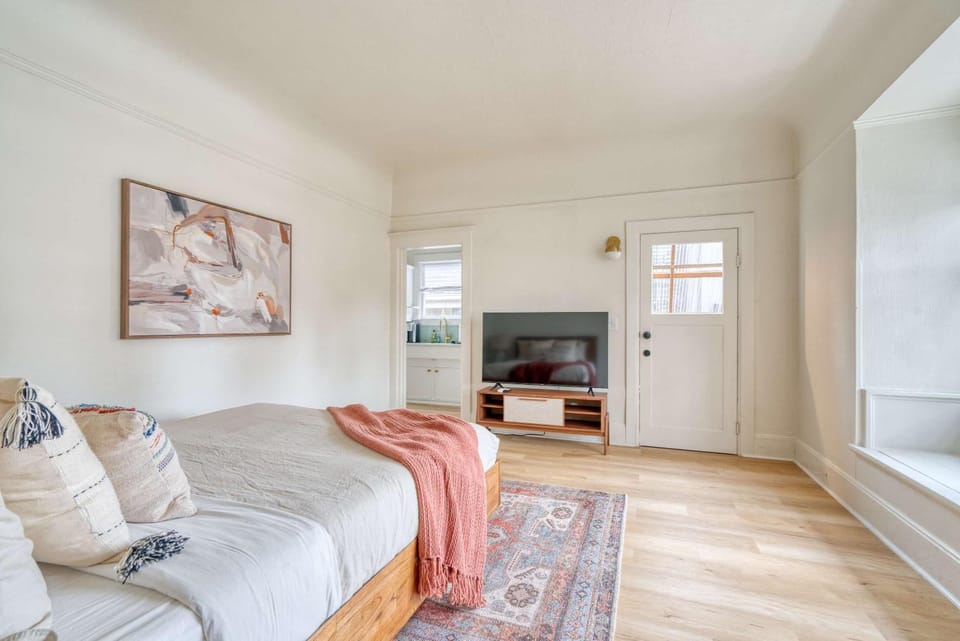 Stay Portland - The Sullivan's Gulch Lodge - 94 WalkScore Apartment in Portland