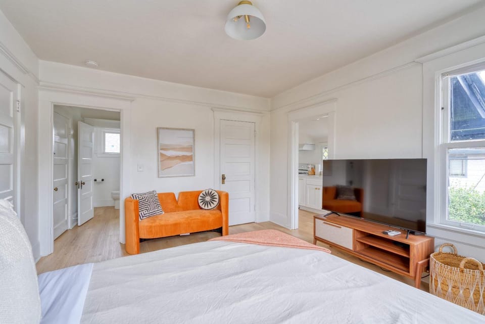Stay Portland - The Sullivan's Gulch Retreat - 94 Walk Score Apartment in Portland