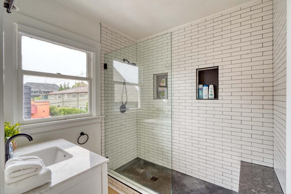 Stay Portland - The Sullivan's Gulch Retreat - 94 Walk Score Apartment in Portland