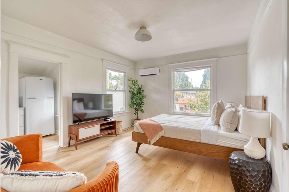 Stay Portland - The Sullivan's Gulch Retreat - 94 Walk Score Apartment in Portland