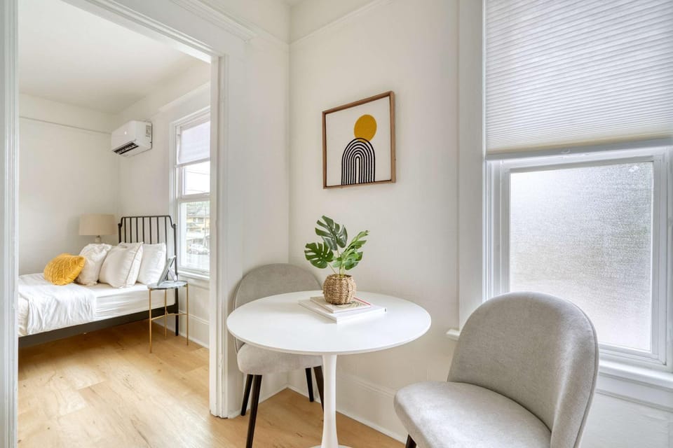 Stay Portland - The Bohemian Bungalow on Broadway - 94 WalkScore Apartment in Portland