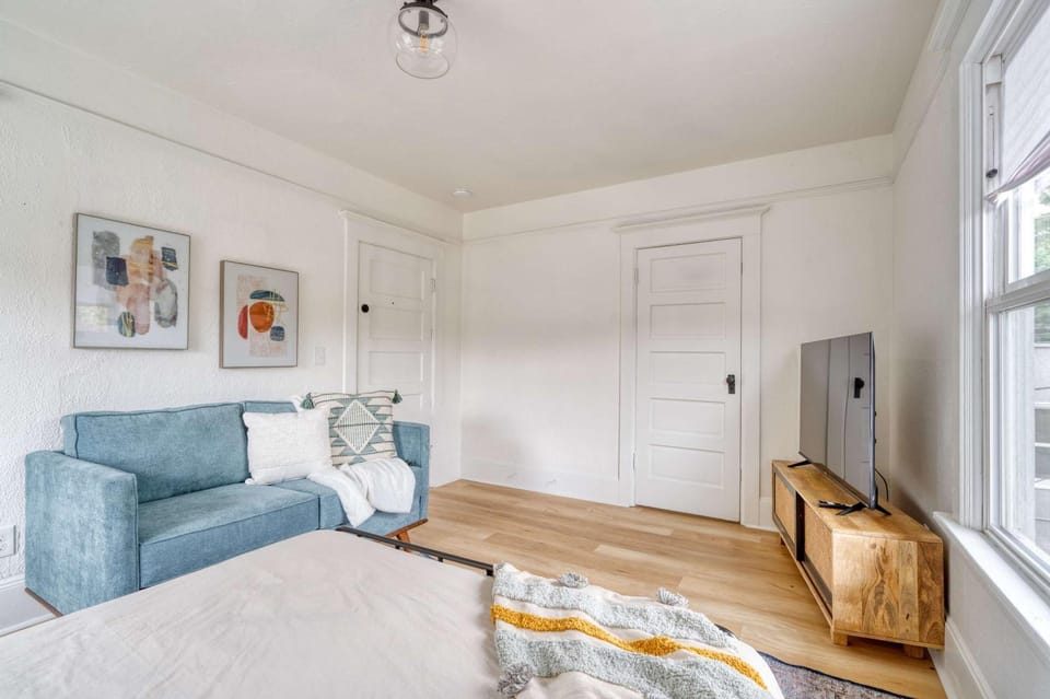 Stay Portland - The Bohemian Bungalow on Broadway - 94 WalkScore Apartment in Portland