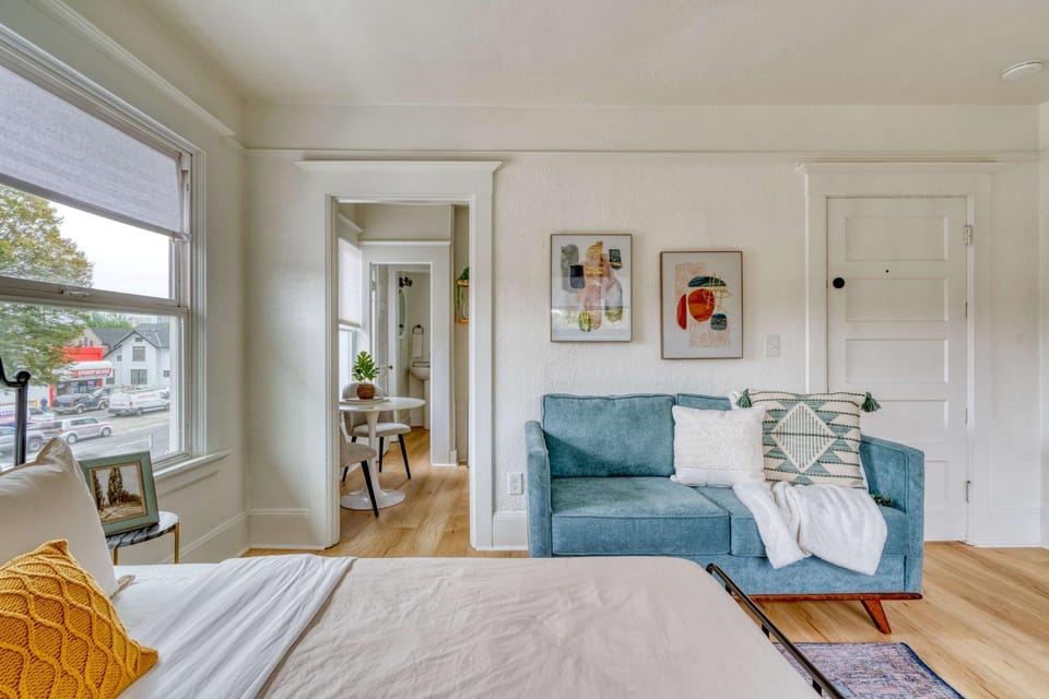 Stay Portland - The Bohemian Bungalow on Broadway - 94 WalkScore Apartment in Portland
