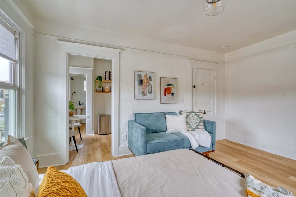 Stay Portland - The Bohemian Bungalow on Broadway - 94 WalkScore Apartment in Portland