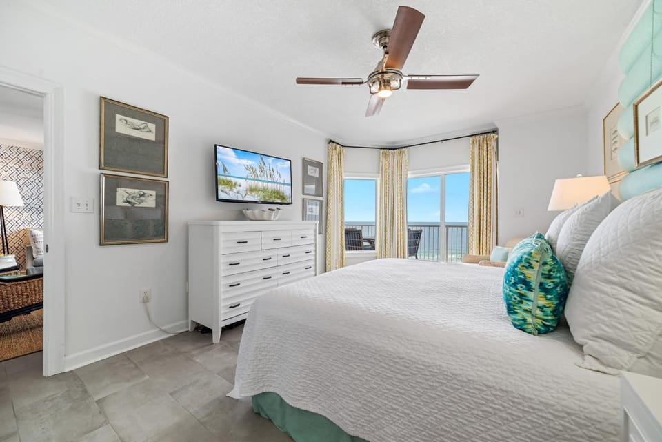 Bed, TV and multimedia, View (from property/room), Bedroom, Sea view