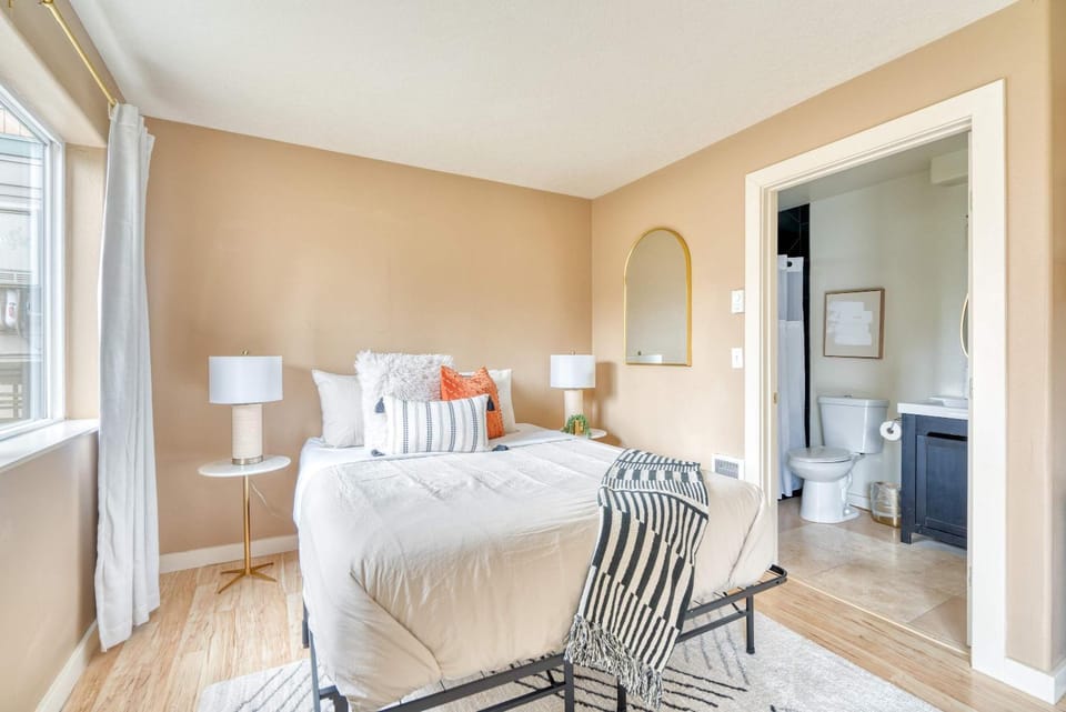 Stay Portland - John's Landing Haven - Studio Near OHSU Apartment in Portland