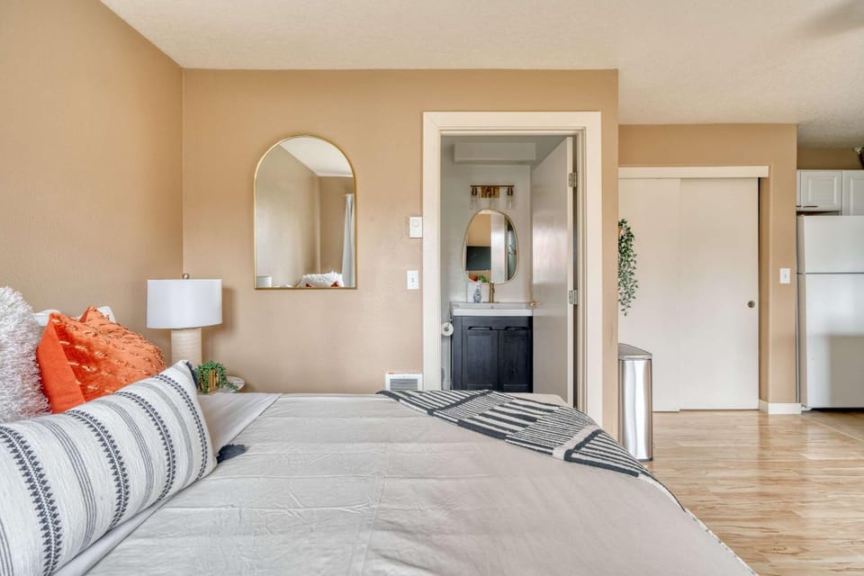 Stay Portland - John's Landing Haven - Studio Near OHSU Apartment in Portland