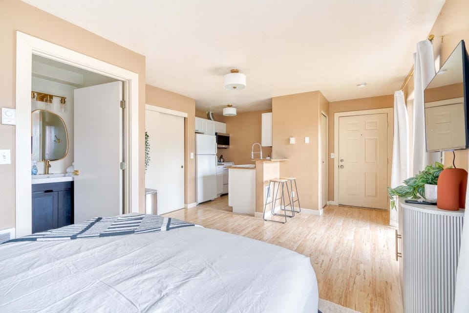 Stay Portland - John's Landing Haven - Studio Near OHSU Apartment in Portland