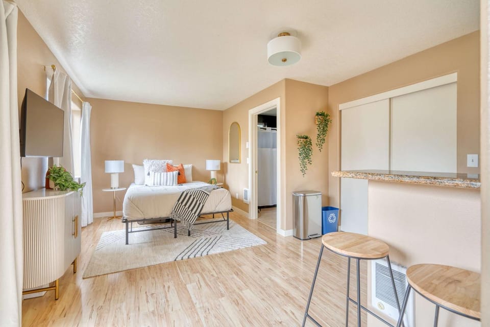Stay Portland - John's Landing Haven - Studio Near OHSU Apartment in Portland