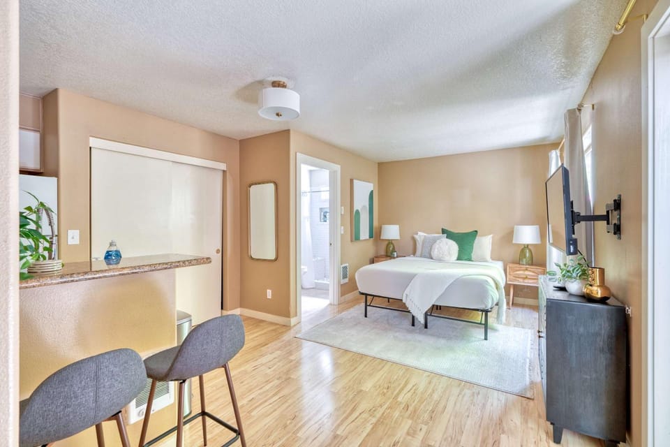 Stay Portland - Peaceful Johns Landing Studio - Near OHSU Apartment in Portland