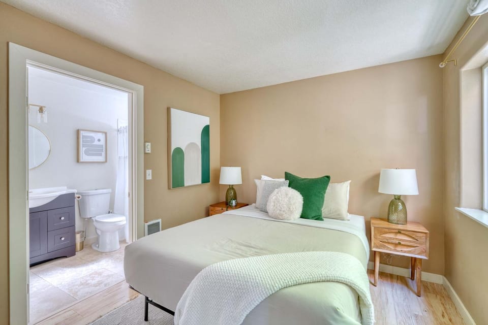 Stay Portland - Peaceful Johns Landing Studio - Near OHSU Apartment in Portland