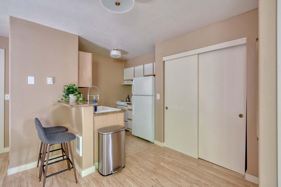 Stay Portland - Peaceful Johns Landing Studio - Near OHSU Apartment in Portland