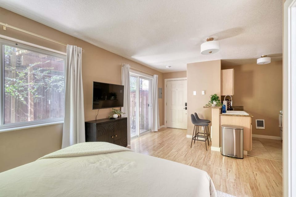Stay Portland - Peaceful Johns Landing Studio - Near OHSU Apartment in Portland