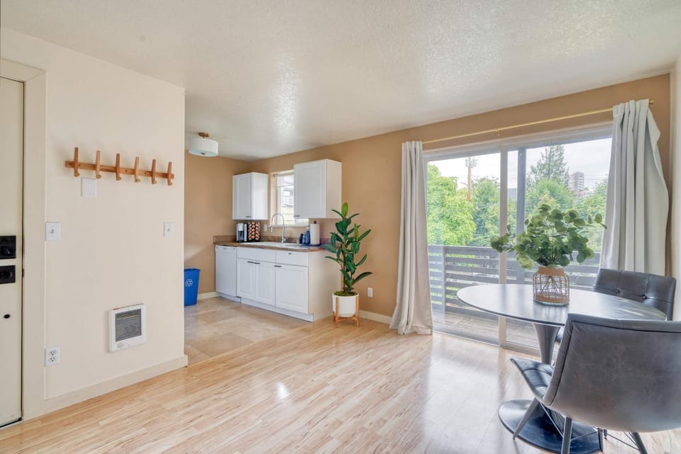 Stay Portland - Adorable Bright 1 Bed Near OHSU Apartment in Portland