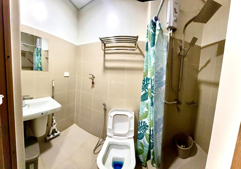 High Rise Condo with Balcony, Pool, Grand Lobby, and Sky Garden 22F Apartment in Pasay
