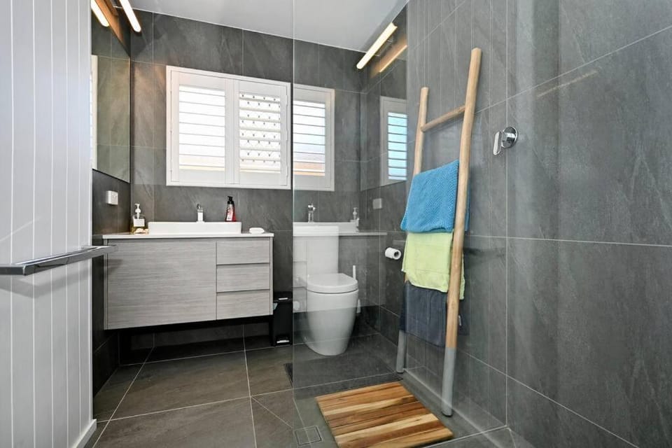 Waterfront Stylish Luxury, Light, Relaxed House in Sunshine Coast