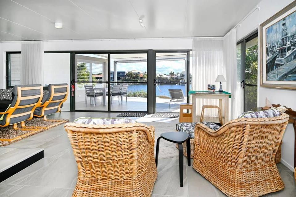 Waterfront Stylish Luxury, Light, Relaxed House in Sunshine Coast