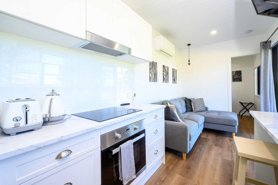 Kitchen or kitchenette, Living room, Seating area, Dining area, oven, stove