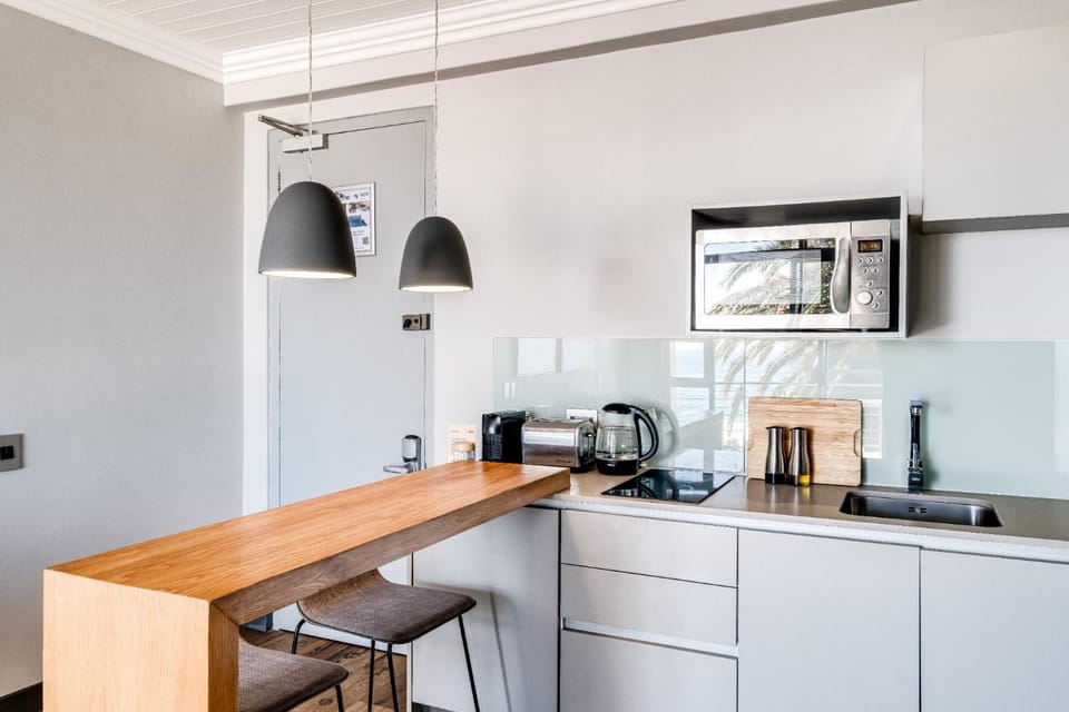 Coffee/tea facilities, Kitchen or kitchenette, Dining area, stove, toaster
