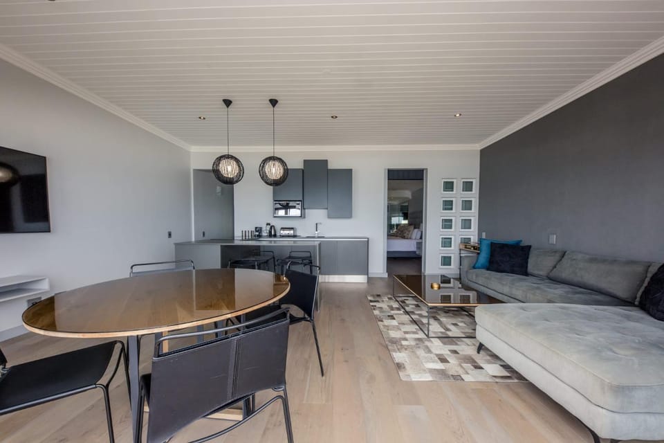 Kitchen or kitchenette, Living room, Seating area, Dining area