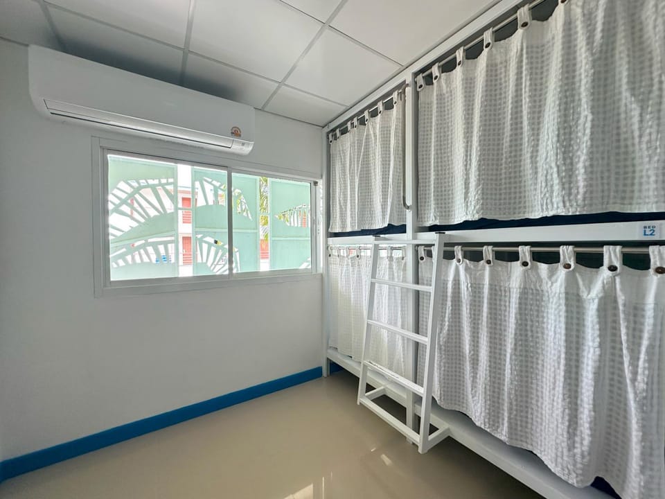 Bedroom, bunk bed, air conditioner