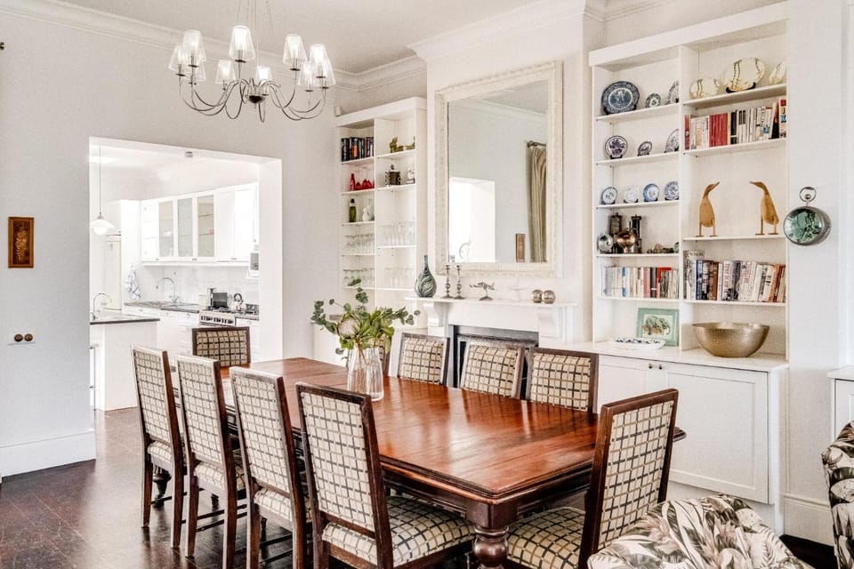 Kitchen or kitchenette, Seating area, Dining area