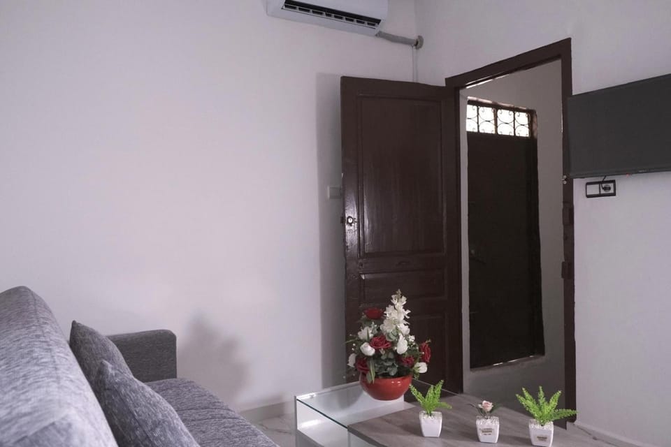 TV and multimedia, Living room, Seating area, air conditioner