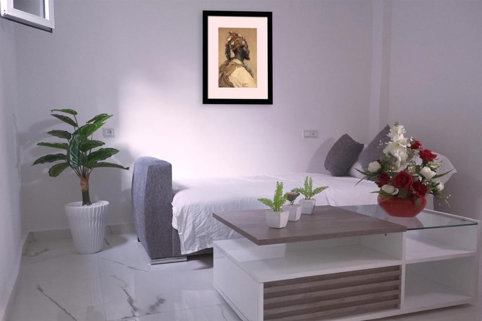 Bed, Living room, Photo of the whole room, Decorative detail, Seating area, Bedroom