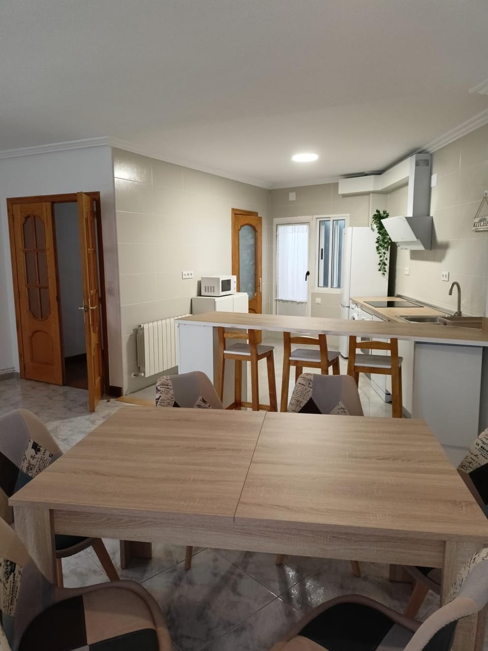 Kitchen or kitchenette, Dining area