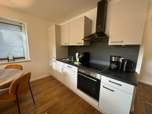 Coffee/tea facilities, Kitchen or kitchenette, Dining area, dishwasher, stove