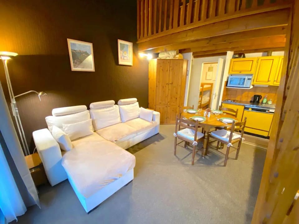 Kitchen or kitchenette, Living room, Dining area, oven