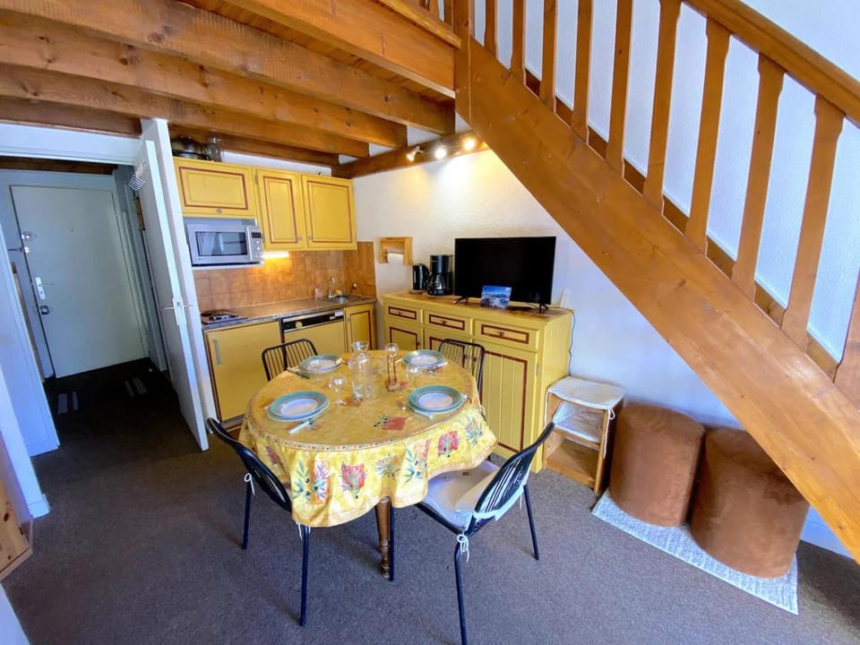 TV and multimedia, Kitchen or kitchenette, Dining area, stove