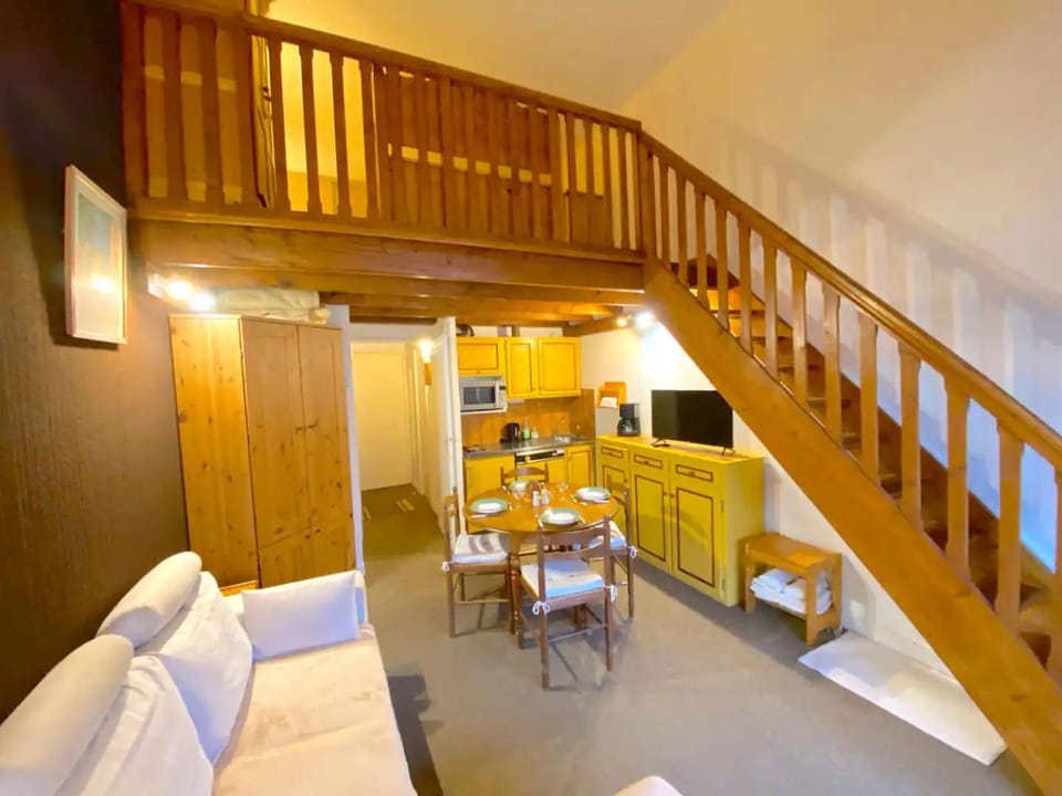 Bed, TV and multimedia, Living room, Seating area, Dining area, Bedroom