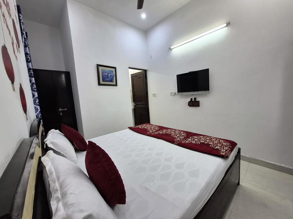 Sleek City Retreat with Kitchen l Near Airport Apartment in New Delhi
