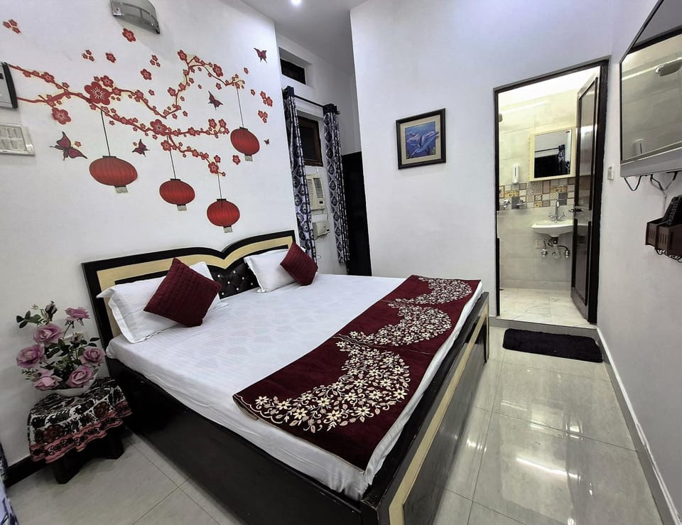 Sleek City Retreat with Kitchen l Near Airport Apartment in New Delhi