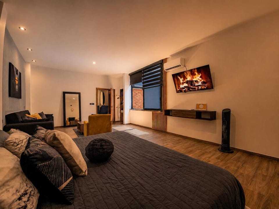 Bed, TV and multimedia, Photo of the whole room, Bedroom