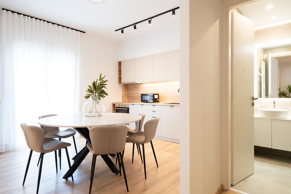 Kitchen or kitchenette, Dining area, microwave, stove