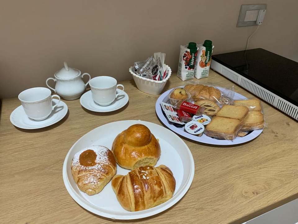 Food and drinks, Food, Breakfast, Continental breakfast