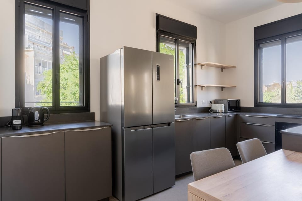 Kitchen or kitchenette, Dining area, oven