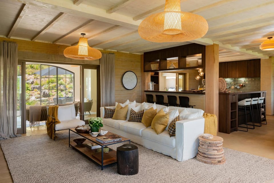 Communal lounge/ TV room, Kitchen or kitchenette, Living room, Seating area, Garden view
