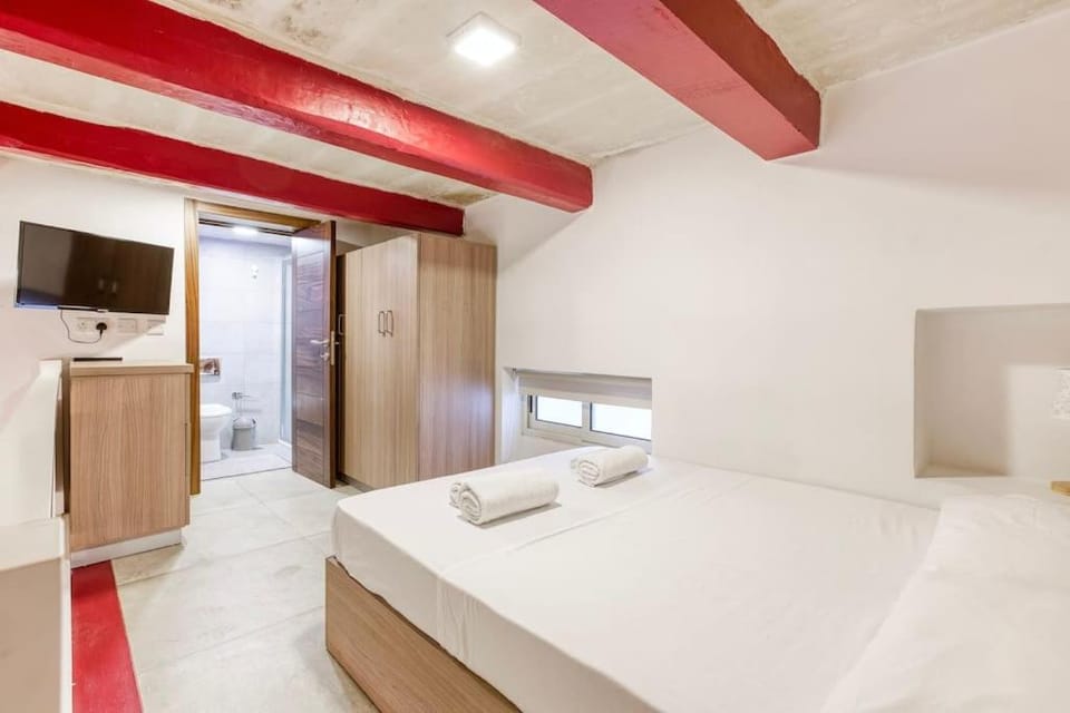 TV and multimedia, Kitchen or kitchenette, Photo of the whole room, Bedroom, minibar, oven, towels, wardrobe